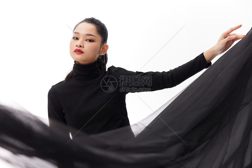 中国风女性舞者甩动裙摆形象图片