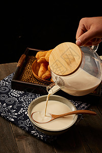 倒豆浆特写图片素材