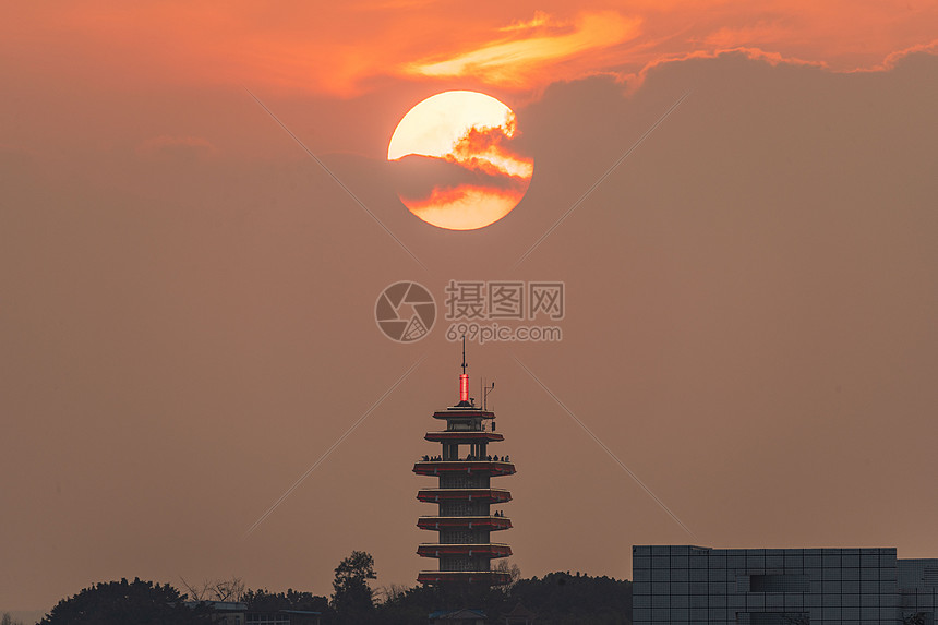 重庆鹅岭公园揽胜楼日落图片