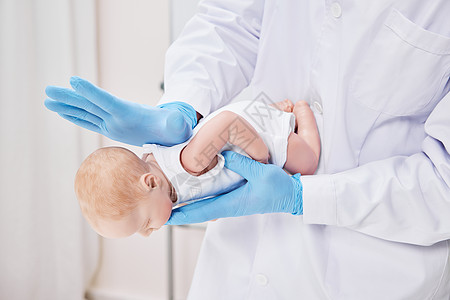 宝宝淋浴医生示范婴儿急救方法特写背景