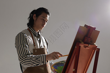 油画工作室里创作的男青年图片