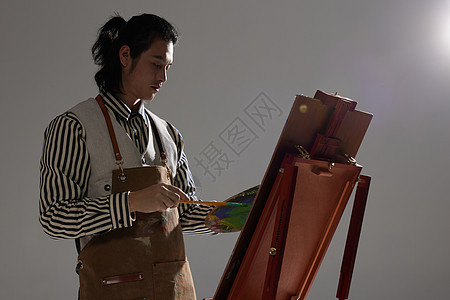油画工作室里创作的男画家图片