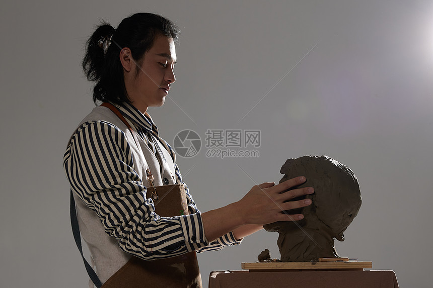 男艺术家雕刻作品高清图片下载-正版图片502366485-摄图网