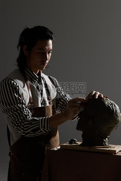 男青年艺术家雕刻作品高清图片下载-正版图片502366487-摄图网