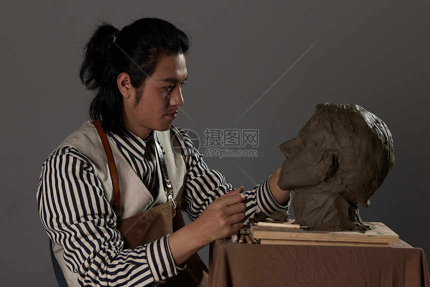 青年男艺术家雕刻作品高清图片下载-正版图片502366496-摄图网