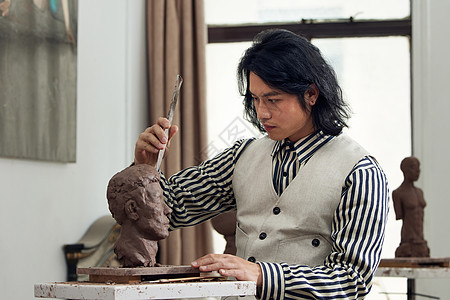 男艺术家雕刻泥塑作品图片
