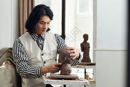 男雕刻艺术家创作泥塑作品高清图片下载-正版图片502366555-摄图网