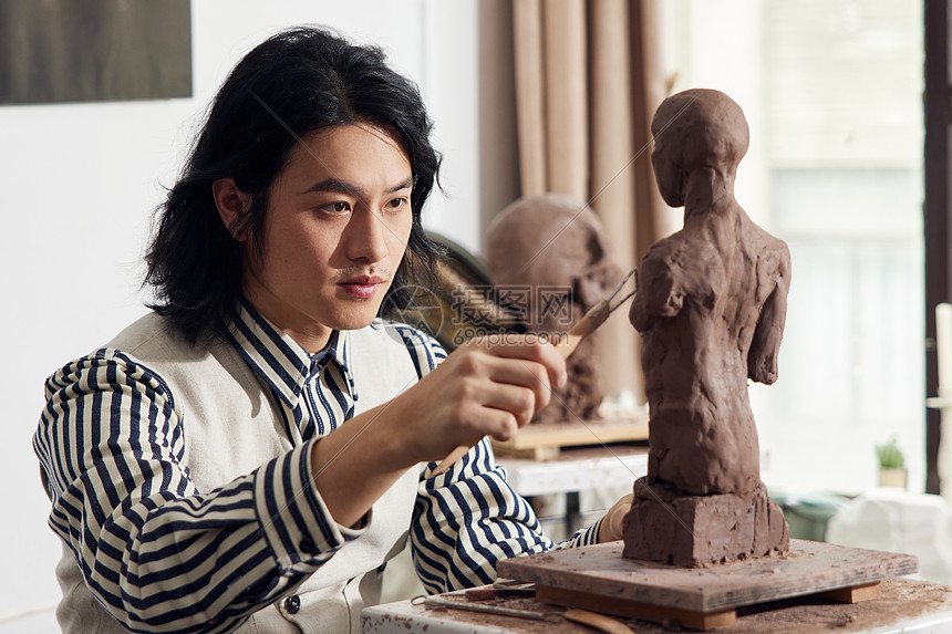 男艺术家雕刻泥塑作品高清图片下载-正版图片502366532-摄图网