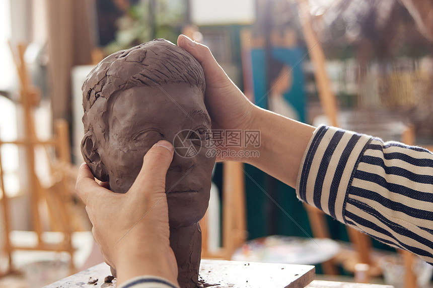 艺术家雕刻头像手部特写图片