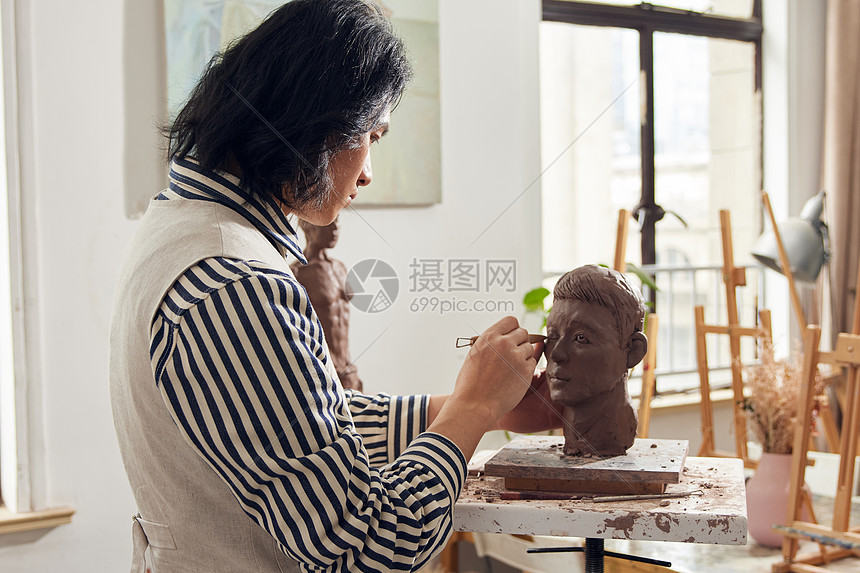 男雕刻艺术家创作泥塑作品高清图片下载-正版图片502366555-摄图网