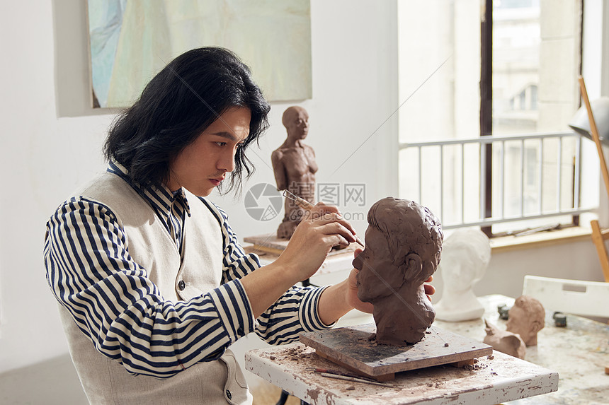 男雕刻艺术家雕刻泥塑作品高清图片下载-正版图片502366558-摄图网