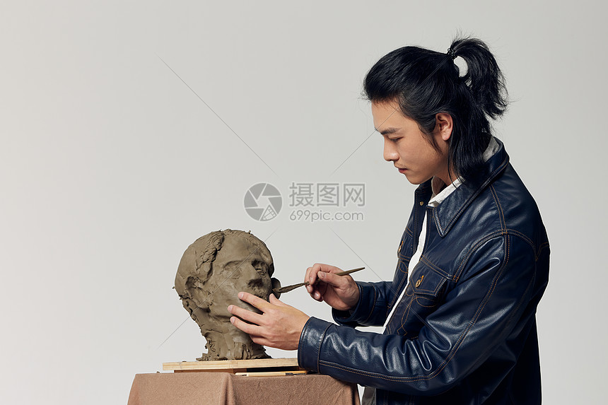 雕刻泥塑作品的男艺术家高清图片下载-正版图片502366629-摄图网
