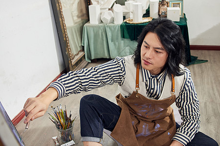 艺术家画画身影文艺青画家坐在地上自由绘画背景