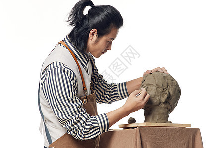 男艺术家雕刻泥塑作品形象图片