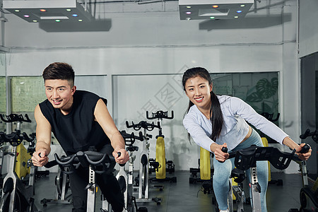 动感单车练习的健身情侣图片