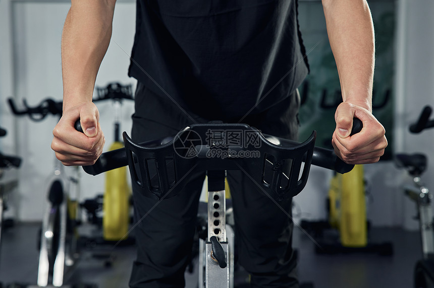 健身房动感单车训练前的热身运动特写图片