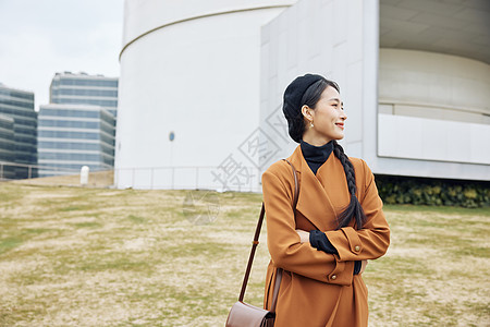 展览馆外的优雅青年女性形象图片