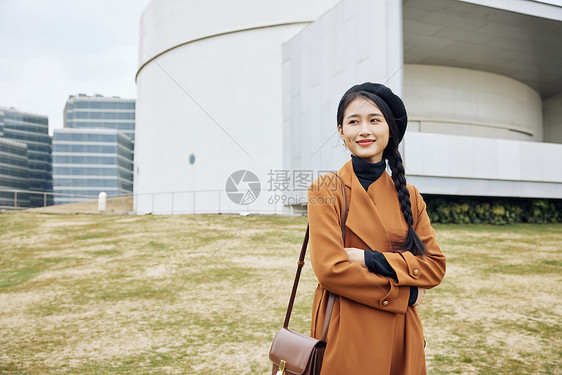 展览馆外的优雅青年女性图片