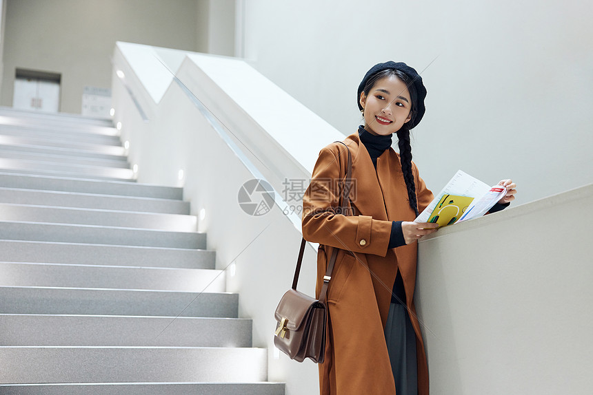 文艺女青年看展览画册介绍图片