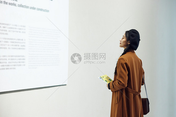 文艺女青年美女看展览介绍图片