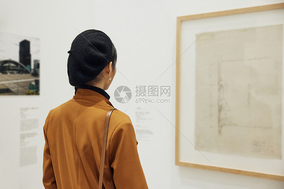 文艺女青年看展背影图片