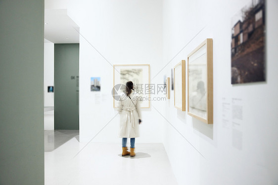 博物馆看艺术展的游客背影图片