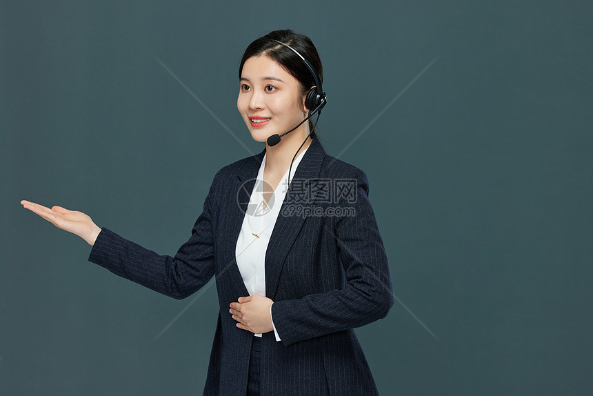 职业商务女性客服戴耳机形象图片