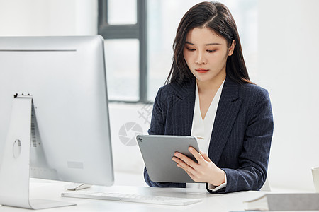 商务女性使用平板电脑办公形象图片