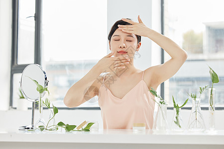 使用植物精油护肤美容的美女图片