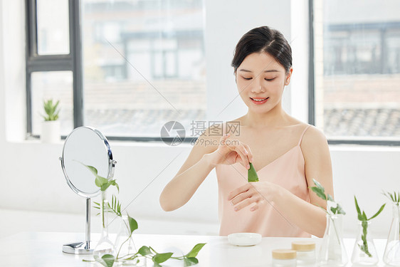 美女使用芦荟胶护肤图片