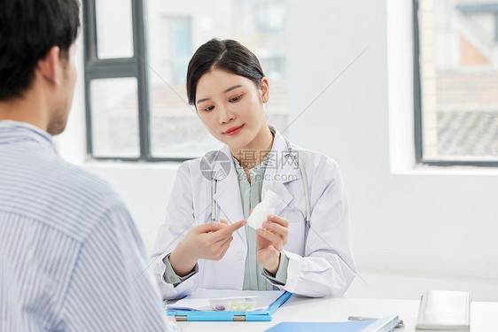 女性医生为病人患者开处方药图片