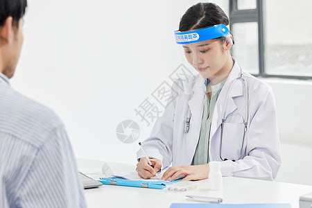美女医生戴隔离面罩为患者出药方背景图片