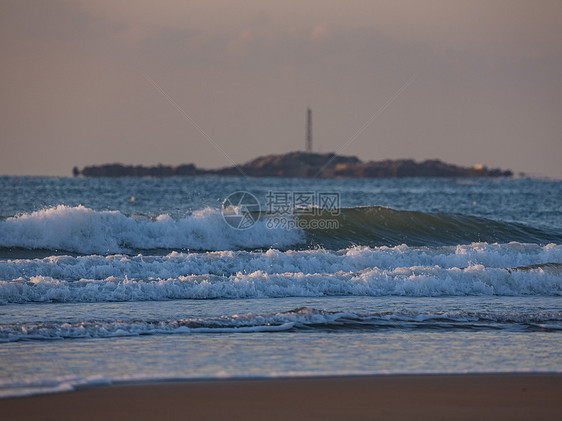 清晨的海浪与远处的小岛图片