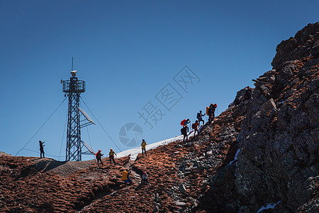 户外徒步的登山者背景图片