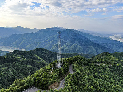 航拍大山中5G信号塔背景图片