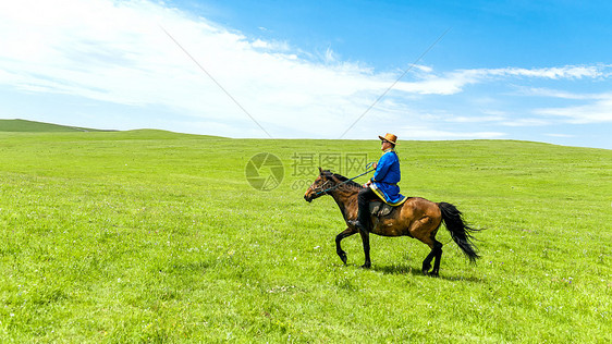 蓝天白云草原上骑马的蒙古人图片