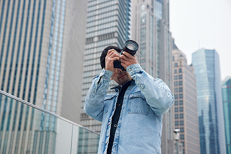 男摄影师拍摄城市风光形象高清图片