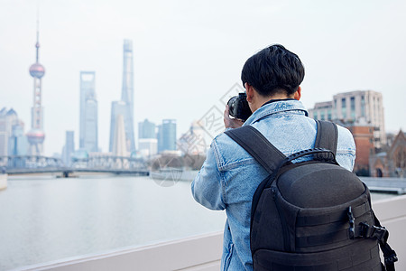 拍摄人员男摄影师拍摄城市风光背景