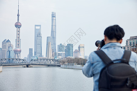 拍摄上海地标的男摄影师形象图片