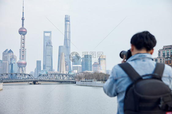 拍摄上海地标的男摄影师形象图片