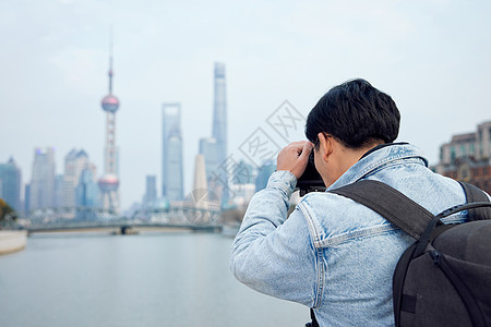 拍摄上海地标的男摄影师形象图片