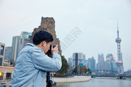 拍摄城市风光的男性摄影师图片