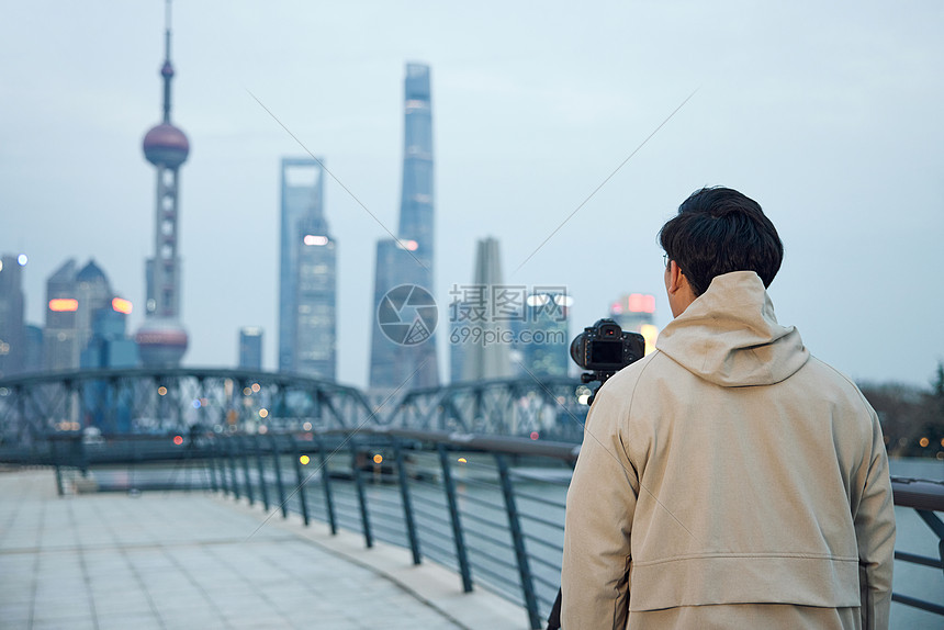 拍摄上海地标的男摄影师背影图片