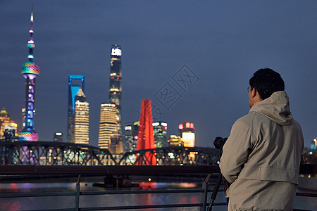 男风光摄影师拍摄上海城市夜景图片