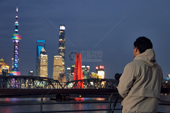 男风光摄影师拍摄上海城市夜景图片
