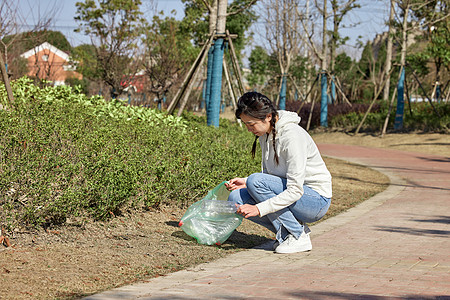 室外清理垃圾的环保女性图片