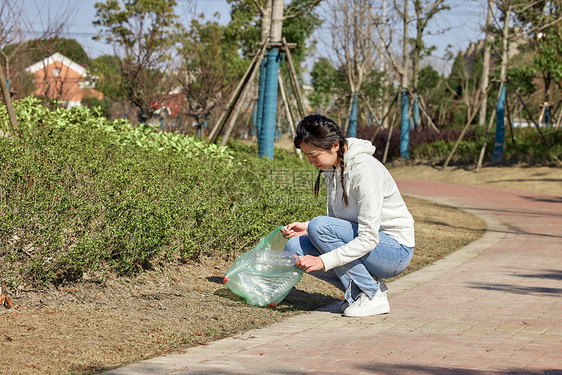 室外清理垃圾的环保女性图片