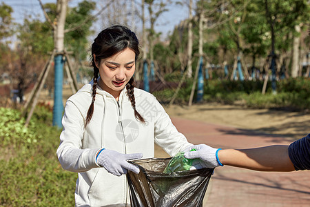 分类在指尖女性在室外参加公益活动清理垃圾背景