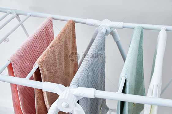 晾衣架上晾晒着的毛巾图片