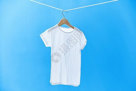 室外晾衣绳上晾晒着的儿童T恤衫图片